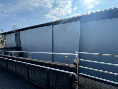 フェンスと建物と布